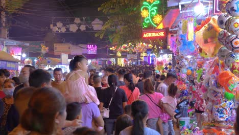 Very-Busy-Street-Markets-And-Stalls-At-Nightime-In-Lang-Son-City,-Vietnam