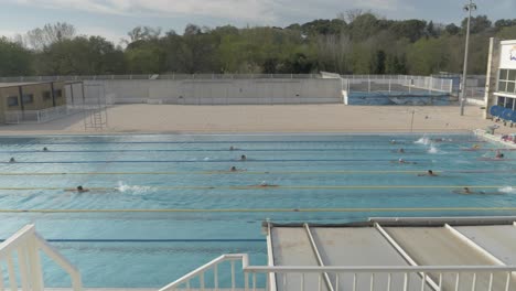 Schwimmende-Menschen-Im-Schwimmbad-Von-Montpellier