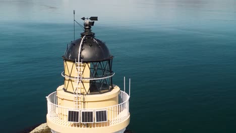 Nahaufnahme-Des-Tobermory-Leuchtturms-An-Der-Küste-Der-Insel-Mull-Aus-Der-Luft