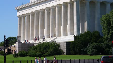 Weitwinkelaufnahme-Von-Touristen-Auf-Stufen-Am-Lincoln-Memorial-In-Washington,-D.C