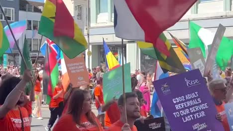 LGBTQ-Menschen,-Die-Während-Der-Parade-Zum-30-jährigen-Jubiläum-Im-Vereinigten-Königreich-Durch-Die-Straßen-Von-Brighton-Laufen