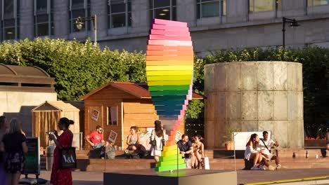 Canary-Wharf,-London,-England,-Juni-2022,-Pride-Tribute-Skulptur,-Die-Am-Cabot-Square-Brunnen-Rotiert