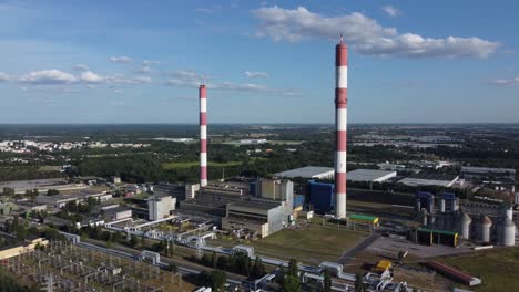 Eine-Drohnenaufnahme-Eines-Kohlekraftwerks-In-Lodz,-Polen