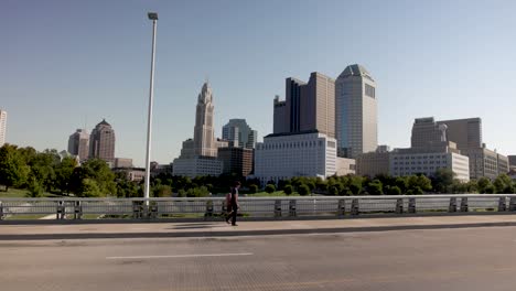 Columbus,-Ohio-Skyline-Mit-Menschen,-Die-Auf-Der-Brücke-Gehen