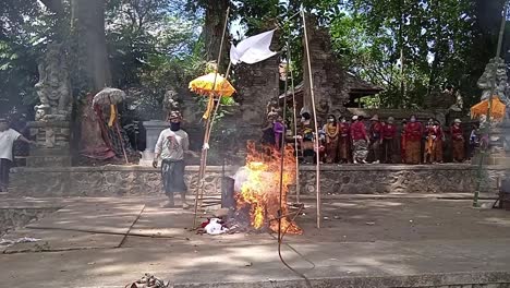 Kremator-Brennender-Sarg-In-Flammen,-Rauch-Weht-Beerdigung,-Einäscherungszeremonie-Im-Traditionellen-Tempel-Von-Bali,-Indonesien