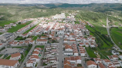 Vista-Creciente-De-Drones-Sobre-La-Ciudad-De-Aljezur-En-Portugal.