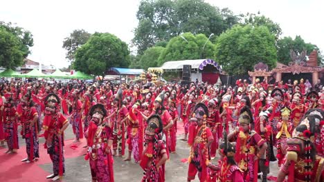 Kelana-Maskentanz-Bei-Der-Aufführung-Des-Traditionellen-Tanzes-Von-Cirebon