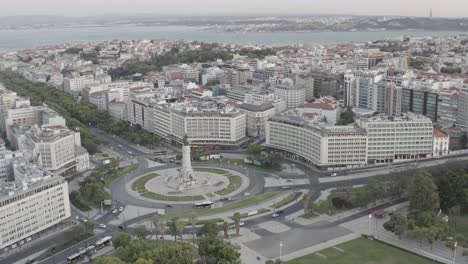 Statue-Lissabon-Portugal-Drohnenstadt-Im-Sonnenuntergang-Orbit