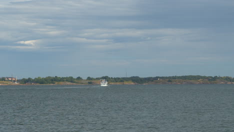 Zeitraffer-Von-Zwei-Touristenbooten,-Die-In-Den-Hafen-Von-Helsinki-Ein--Und-Ausfahren