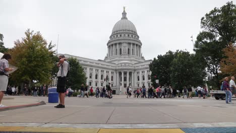 Timelapse-video-of-people-walking-by-the-Wisconsin-state-capitol-building-in-Madison,-Wisconsin