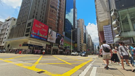Busy-road--and-foot-traffic-in-Nathan-Road,-Hong-Kong