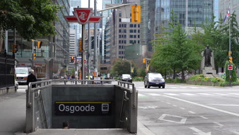 Menschen-Gehen-In-Die-U-Bahn-Station-Osgoode-TTC---Downtown-Toronto,-Kanada,-Verkehr-Im-Hintergrund