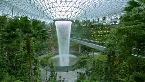 Der-Einzelhandels--Und-Unterhaltungskomplex-Am-Juwel-Changi-Flughafen-Ist-Eingezäunt-Und-Mit-Dem-Flughafen-Changi-In-Singapur-Verbunden