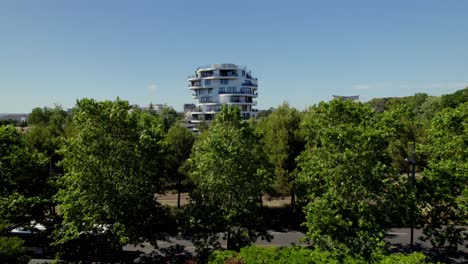 Edificio-De-Apartamentos-Detrás-De-Algunos-árboles-En-Montpellier,-Francia