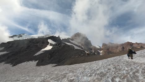 Excursionistas-Que-Atraviesan-Un-Campo-De-Nieve-Para-Acampar-Muir-En-El-Monte-Rainier