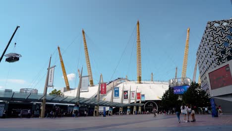 Zeitraffer-Der-O2-Arena-London,-Touristen-Besuchen-Das-Berühmte-Wahrzeichen-An-Einem-Sonnigen-Tag