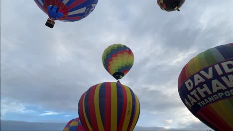 Mehrere-Heißluftballons-Beginnen-Ihre-Reise-In-Die-Luft