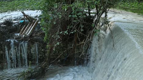 Überschwemmung-Des-Flusses,-Der-Die-Brücke-überquert,-Nach-Heftigen-Regenfällen-In-Mittelitalien