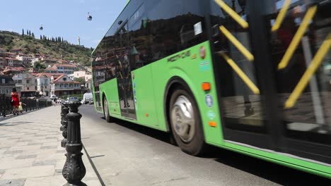 Ein-Grüner-Hochgeschwindigkeitsbus-Des-öffentlichen-Nahverkehrs,-Der-In-Tiflis-Vorbeifährt