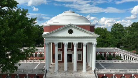 People-on-steps-of-Rotunda-at-University-of-Virginia