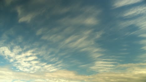 Abendliche-Zirruswolken-Ziehen-Langsam-über-Den-Leuchtend-Leeren-Blauen-Himmel