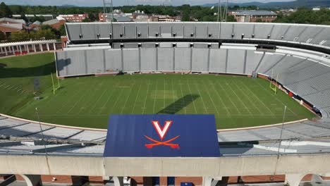 Fußballplatzstadion-In-Uva,-University-Of-Virginia-Cavaliers-College-Football-Thema