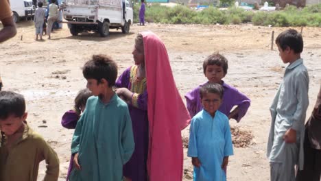 Schlange-Von-Kindern,-Die-Während-Der-Fluthilfe-In-Belutschistan-Schlange-Stehen,-Um-Essen-Zu-Bekommen