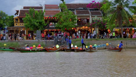 boat-tour-operators-are-ready-for-the-night-tours-in-Hoi-An,-Ancient-Town,-Vietnam