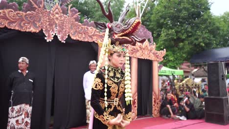 Danza-Tradicional-De-Indonesia-En-Java-Occidental-En-El-Centro-De-La-Ciudad-De-Cirebon-En-El-Festival-Rampak-Topeng-En-La-Ciudad-De-Cirebon-En-Indonesia