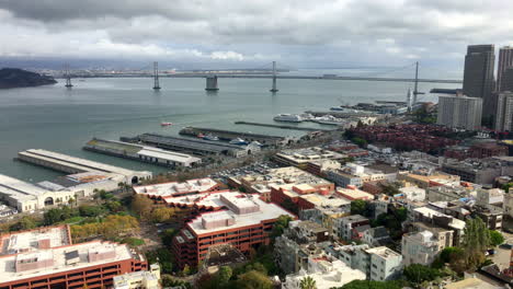 Luftaufnahme-Der-Oakland-Bay-Bridge-Und-Des-Embarcadero-An-Einem-Bewölkten-Tag