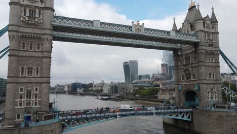 Rückwärtsflug-Auf-Der-Tower-Bridge-Mit-Blick-Auf-Die-City-Von-London