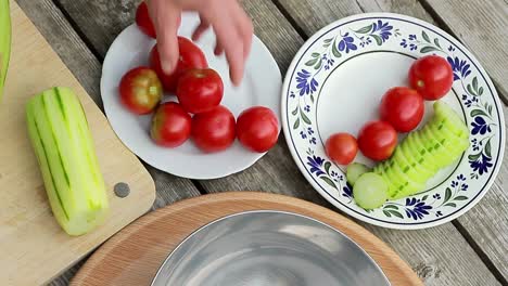 Gurke-Mit-Tomaten-Auf-Einem-Schneidebrett-Für-Salatteller-Schneiden-Stockvideos