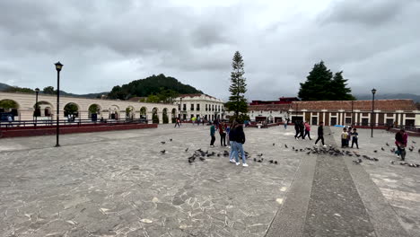 Aufnahme-Von-San-Cristobal-De-Las-Casas,-Chiapas,-Mexiko-Am-Hauptplatz-An-Einem-Sehr-Bewölkten-Tag