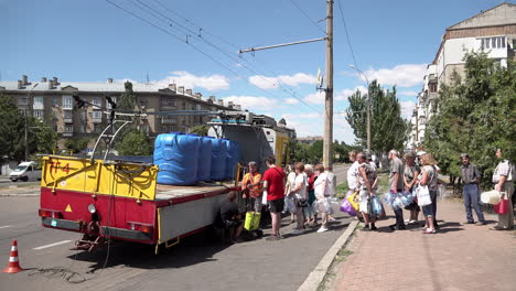Los-Residentes-De-Mykolaiv-Hacen-Cola-Para-Obtener-Agua-Potable-En-Un-Camión-De-Suministro-De-Emergencia-Después-De-Que-El-Suministro-Principal-Se-Contaminara-Durante-La-Guerra-Rusa-De-Ucrania.
