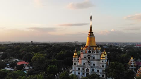 Malerischer-Goldener-Tempel-In-Ho-Chi-Minh-Stadt