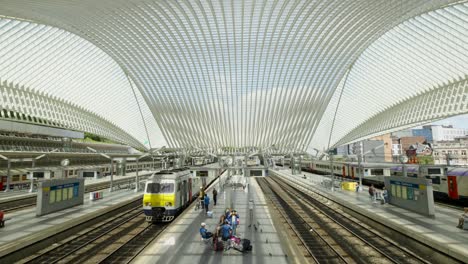 Vista-Pov-De-La-Estación-De-Tren-De-Liège-Guillemins-Con-Pasajeros-En-El-Andén-Y-El-Tren-Que-Llega---Liège,-Bélgica
