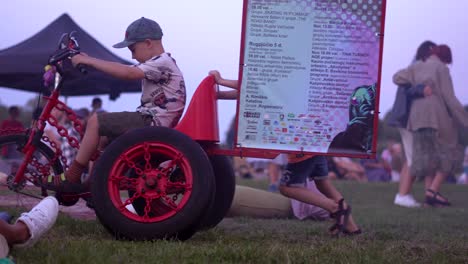 Kinder-Spielen-Mit-Einem-Riesigen,-Einzigartigen-Fahrrad-Beim-Festival-Von-Rusne,-Litauen