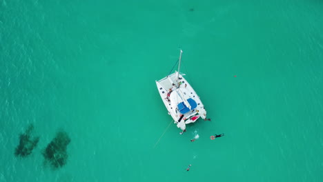 Catamaran-Snorkelers-in-Turquoise-Water-Near-Isla-Mujeres-Mexico