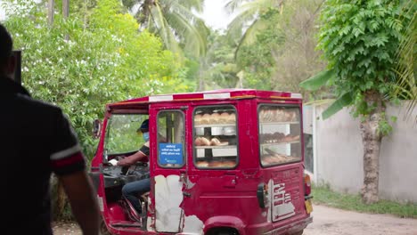 Ein-Choon-Paan-Verkäufer-Fährt-Mit-Seinem-Tuk-tuk-Herum-Und-Verkauft-Brot-Und-Andere-Backwaren-An-Die-Einheimischen-In-Colombo