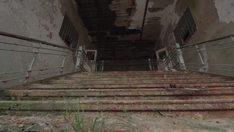 Slider-Aufnahmen-Vom-Fuß-Einer-Verfallenen-Haupttreppe-In-Einer-Verlassenen-Alten-Schule