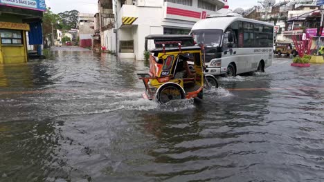 Hochwasserüberlauf-Aufgrund-Des-Tropischen-Sturms-Maringa-In-Der-Stadt-Dagupan,-Philippinen