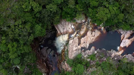 Luftdrohne,-Die-Von-Oben-Nach-Unten-Absteigt,-Aufnahme-Der-Unglaublichen-Mückenfälle,-Umgeben-Von-Tropischem-Dschungel-Und-Klippen-Im-Nationalpark-Chapada-Diamantina-Im-Nordosten-Brasiliens
