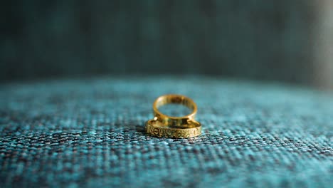 Marriage-wedding-rings-on-a-pillow