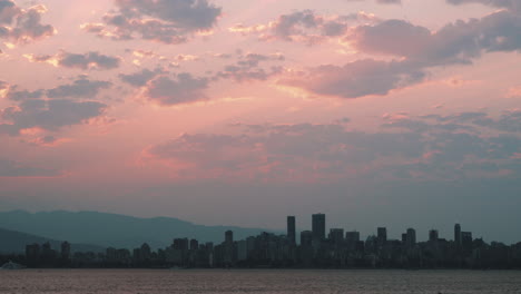 Zeitraffer-Des-Sonnenaufgangs-über-Der-Skyline-Von-Vancouver-Mit-Wunderschönen-Wolken