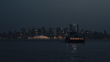 Seebus,-Der-Nachts-Am-Nordufer-Ankommt,-Mit-Der-Skyline-Von-Vancouver-Im-Hintergrund