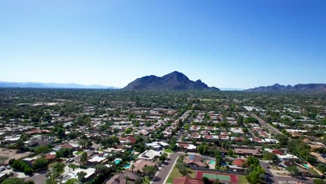 Vuelo-De-Drones-Hacia-La-Montaña-Camelback-Scottsdale,-Arizona