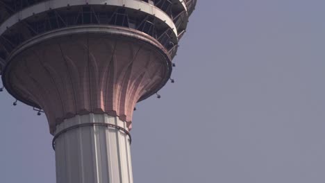 Saltadores-Base-Saltando-Desde-La-Torre-Menara-En-Kuala-Lumpur
