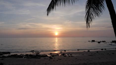 Sonnenuntergang-Am-Sandstrand-Mit-Palme-In-Thailand-–-Ultra-Zeitlupe,-Nach-Oben-Geneigt,-Dann-Statisch