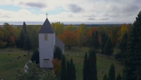 Luftaufnahme-Der-Kirche-Im-Herbst