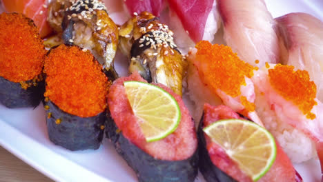 Sushi-Rolle-Und-Maki-Im-Japanischen-Stil-Mit-Weißem-Teller